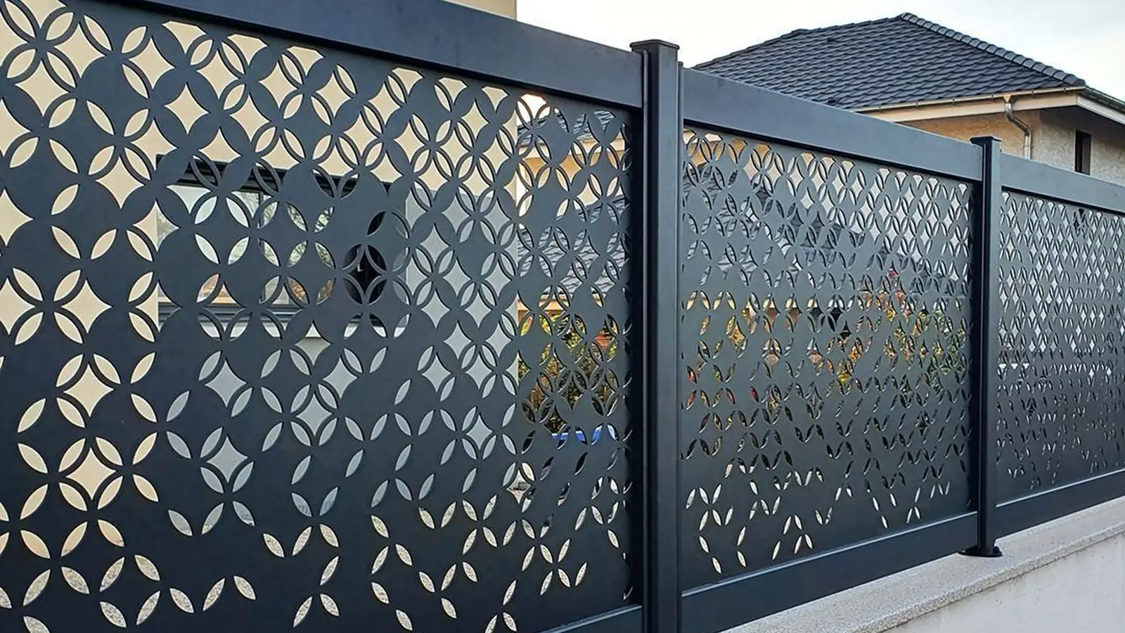 Pagar panel geometris