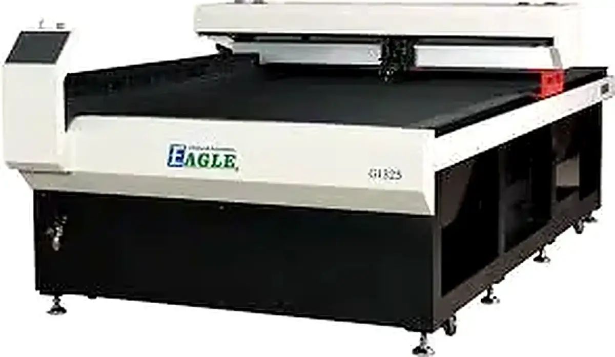 Mesin fiber laser cutting memproses lembaran logam di dalam enclosure