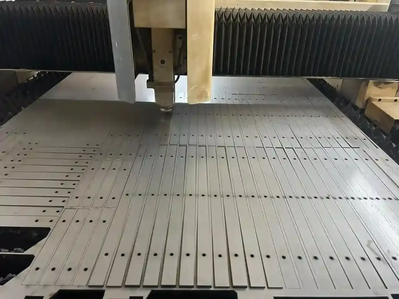 Pemeriksaan dimensi hasil laser cutting menggunakan kaliper digital