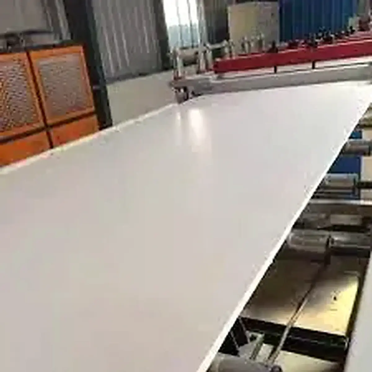 Cutting head laser memotong lembaran material dengan parameter terkontrol