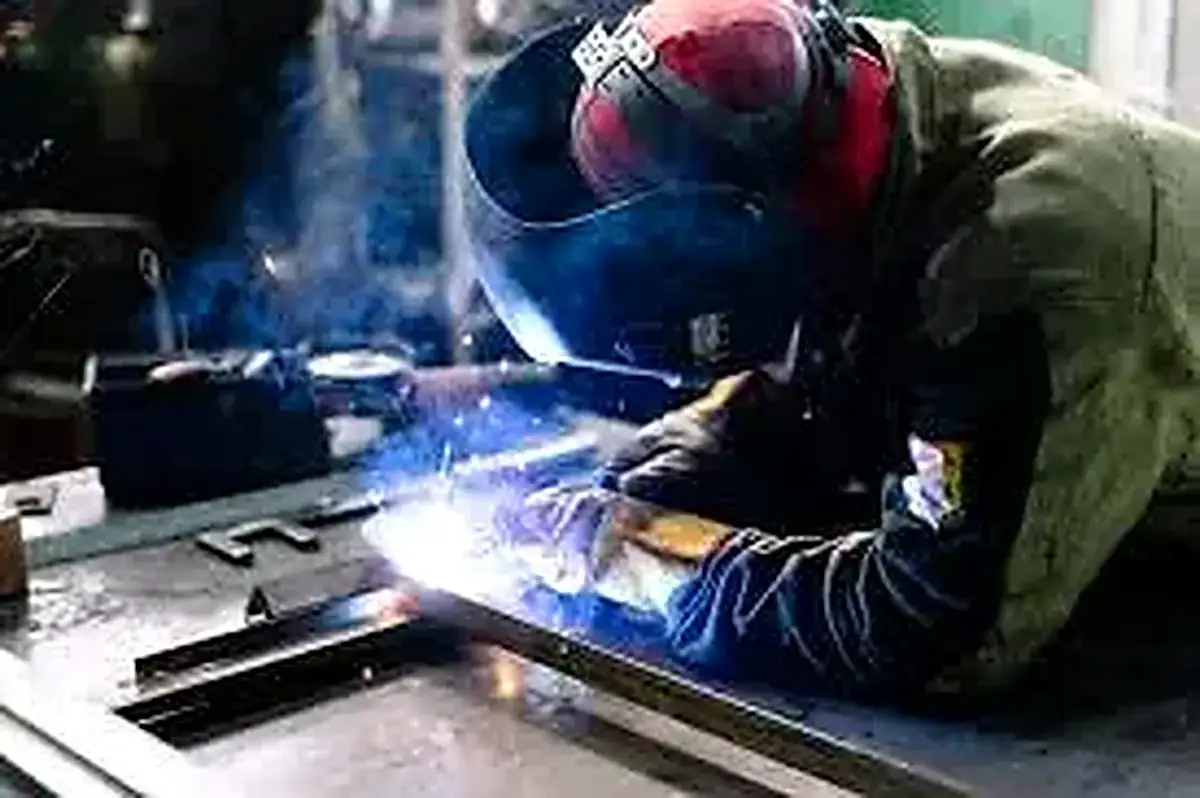 Panel fasad eksterior bermotif laser cutting dipasang pada struktur bangunan