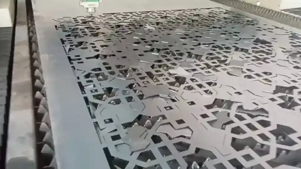 Komponen metal otomotif dan proses laser cutting di fasilitas manufaktur