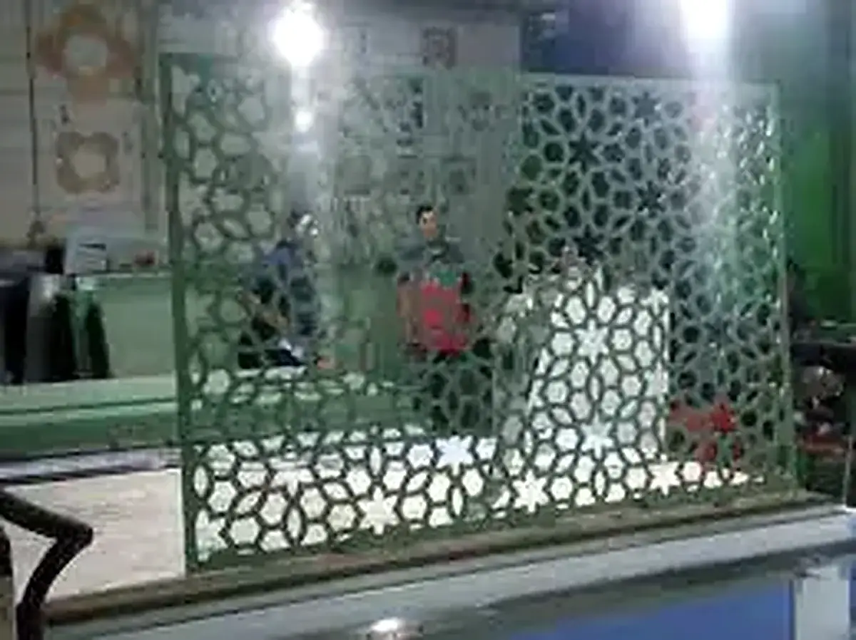 Detail tepi dan lubang pada hasil laser cutting presisi