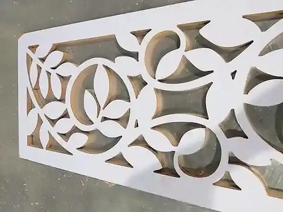 Proses inspeksi finishing permukaan metal setelah pemotongan laser