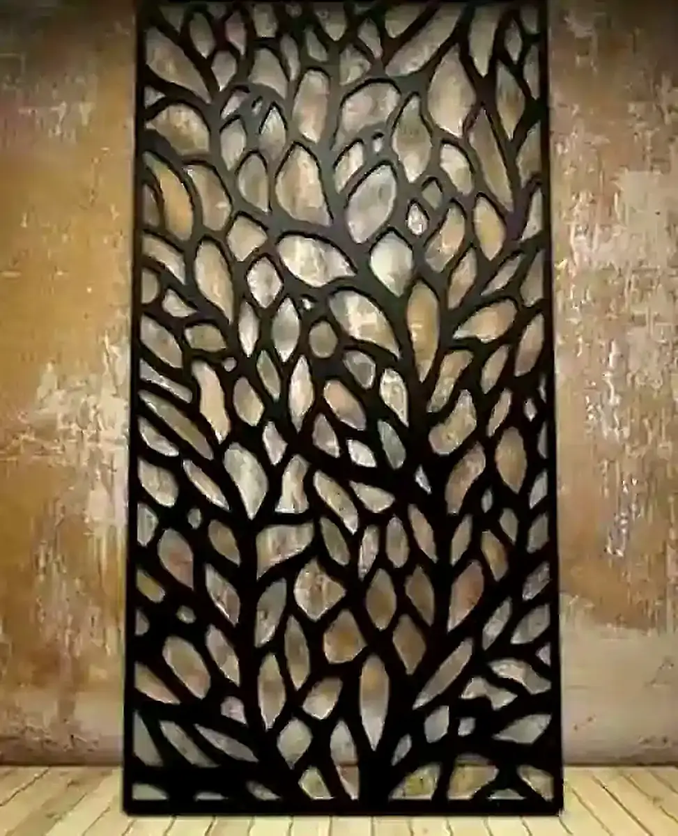 Diskusi teknis antara pelanggan dan vendor laser cutting di workshop