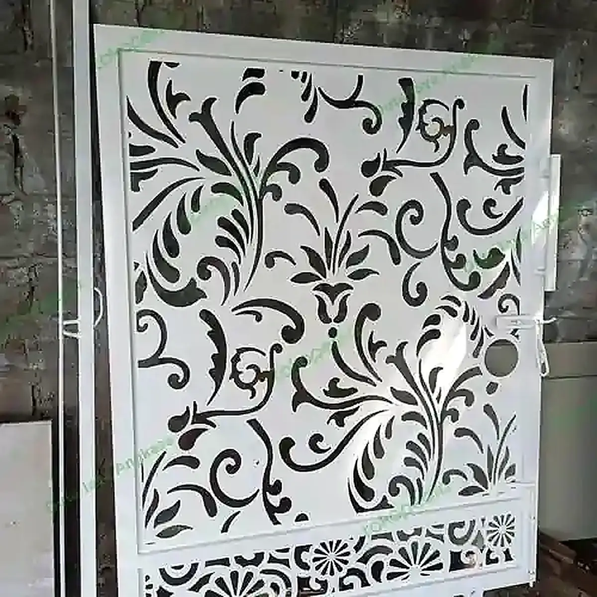 Batch produk yang disusun pada jig untuk laser engraving personalisasi