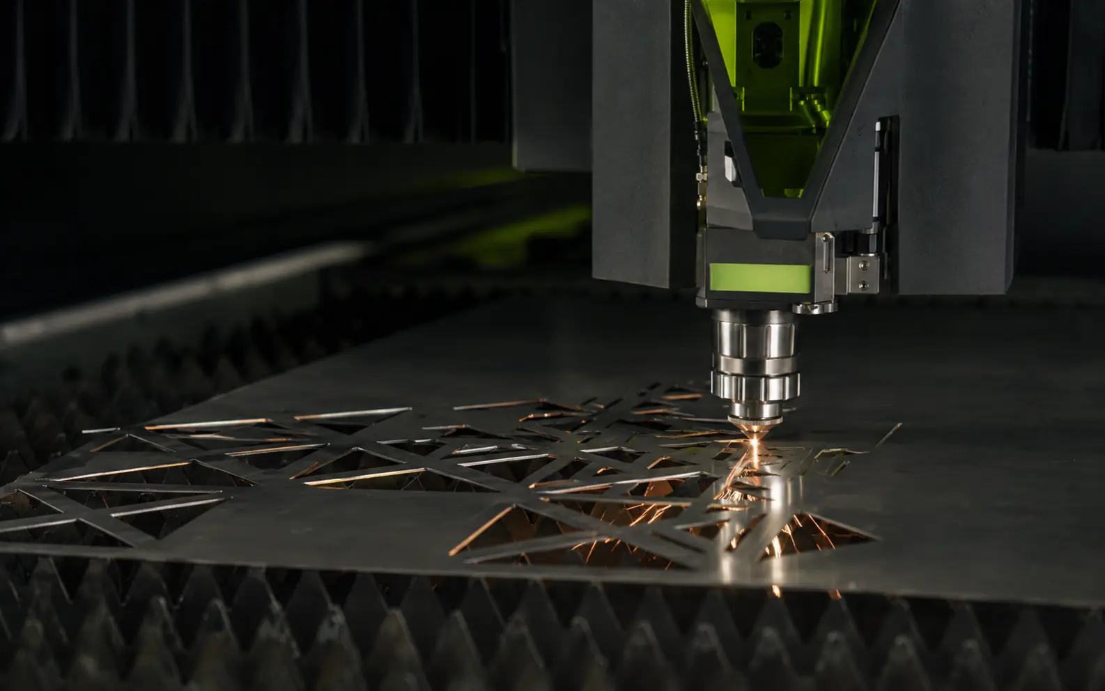 Mesin fiber laser daya tinggi memotong plat stainless steel di workshop modern